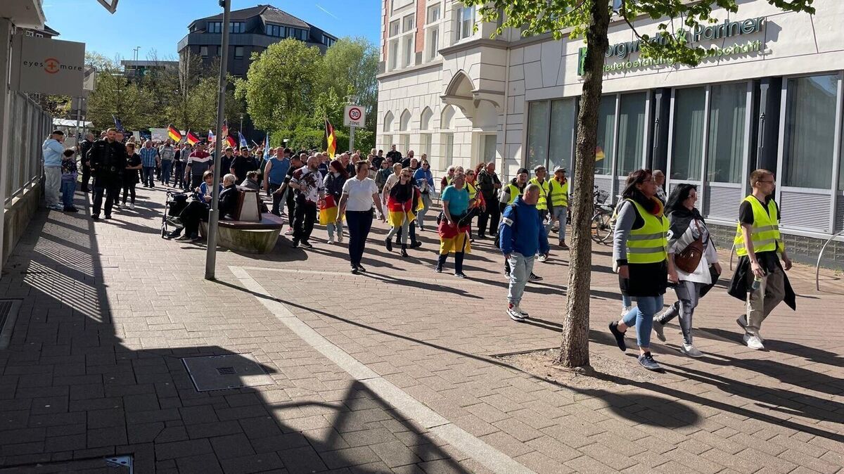 Der GfD-Demonstrationszug auf dem Weg in die Nordersteinstraße. An der Versammlung nahmen deutlich weniger als die angemeldeten 2000 Personen teil. Foto: Kramp
