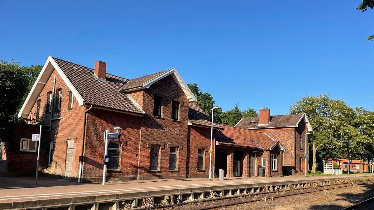 Am Bahnhof Cadenberge beginnen demnächst die ersten Arbeiten - der von dieser Ansicht rechte Teil wird abgerissen.