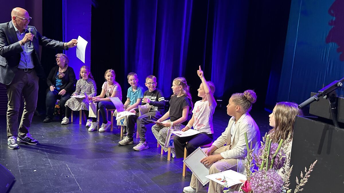 Die Krönung der Mühen: Michael Lichte von der VGH-Stiftung überreichte den Hauptpreis an die ausgezeichneten Kinder des DRK-Horts Franzenburg und Ute Roseland. Fotos: Reese-Winne