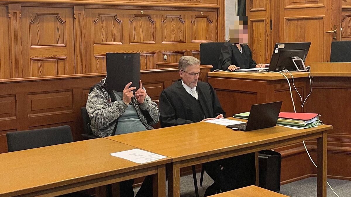 Verhandlungsauftakt vor der 3. Großen Strafkammer: Im Gerichtssaal verbirgt der neben seinem Anwalt sitzende Angeklagte sein Gesicht hinter einem Aktendeckel. Foto: Koppe