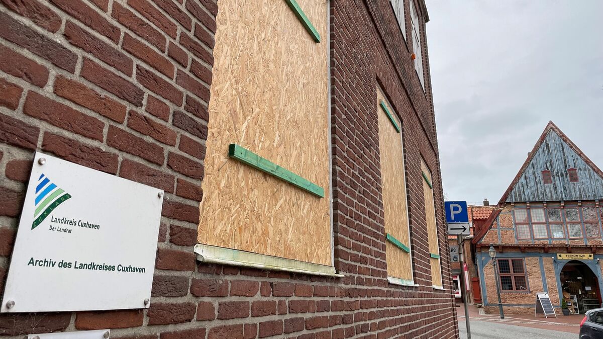 Beim Archiv des Landkreises Cuxhaven in Otterndorf, gegenüber dem historischen Rathaus, sind Bauarbeiten zu beobachten. Foto: Lütt