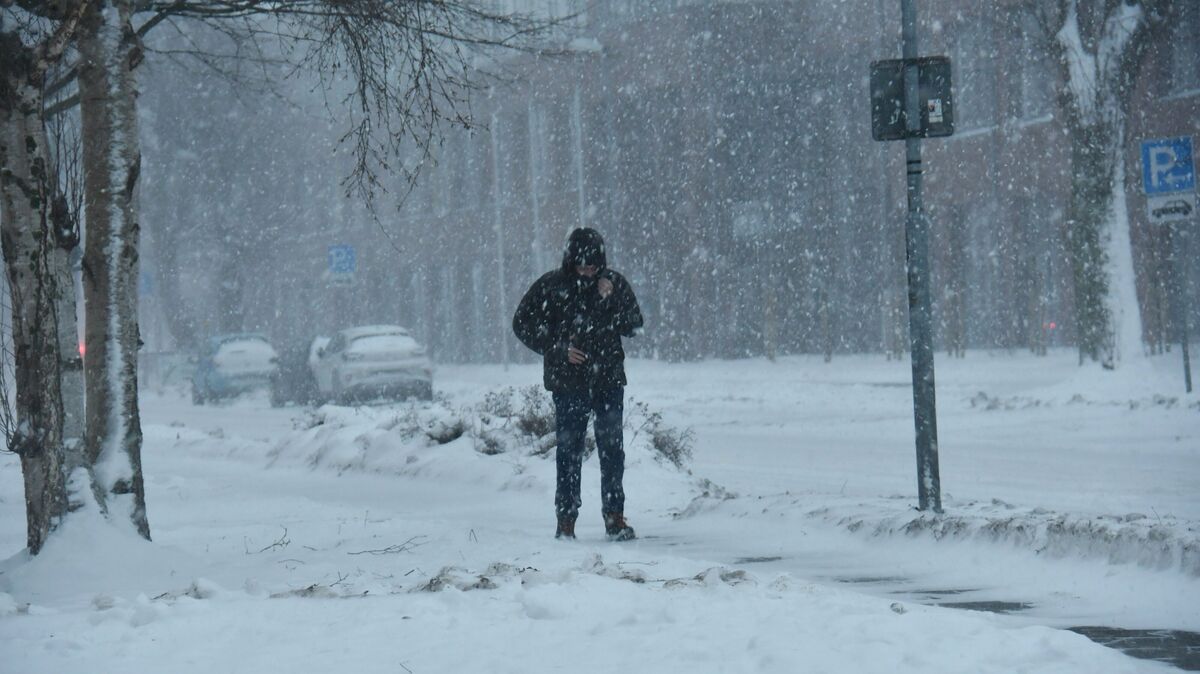 Nur vereinzelt sah man am Freitag auch in Otterndorf auf den Gehwegen im dichten Schneetreiben noch Fußgänger. Foto: Schröder