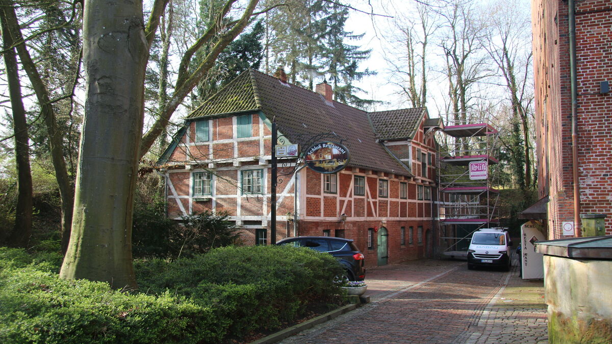 Das Rollgerüst der Malerei Süß vor dem Marstall: Kurz vor Ostern haben Fachleute das denkmalgeschützte Fachwerkgebäude am Schloss Ritzebüttel einer umfassenden Untersuchung unterzogen. Die Ergebnisse sollen im Kulturausschuss der Stadt Cuxhaven präsentiert werden. Foto: Potschka