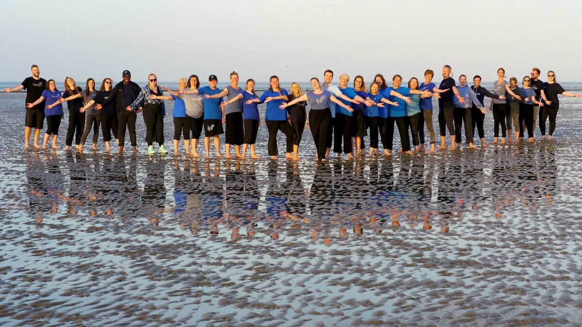 Unverkennbar ein Chor mit Cuxhavener Identität: "Stimmstärke 10" barfuß im Watt. Foto: Reinhard Dieckhoff