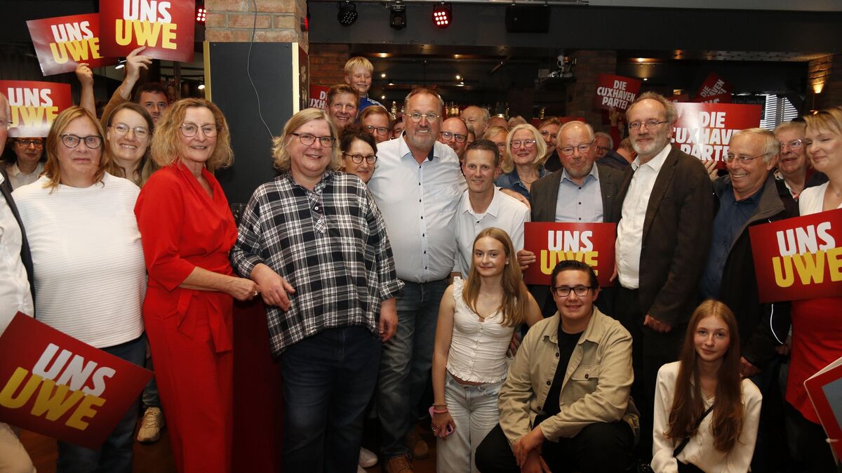 Inmitten seiner Mitstreiter verfolgte Uwe Santjer auf der SPD-Wahlparty im Unikat die einlaufenden Ergebnisse aus den Wahlbezirken. Zum Sieger wollte er sich zum Entstehungszeitpunkt dieses Bildes noch nicht ausrufen lassen, obwohl die meisten Genossen Feierlaune signalisierten. Foto: Koppe