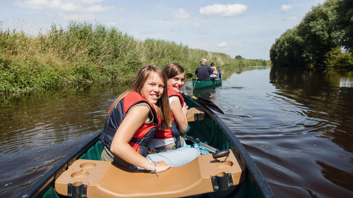 Paddeln auf Medem, Oste und Co. wird immer beliebter. Deshalb nimmt die Samtgemeinde Land Hadeln reichlich Geld in die Hand, um die wassertouristischen Potenziale noch besser auszuschöpfen. Rund 500 000 Euro sind für die Infrastruktur im Nachtragshaushalt 2019 vorgesehen. Foto: Leuschner