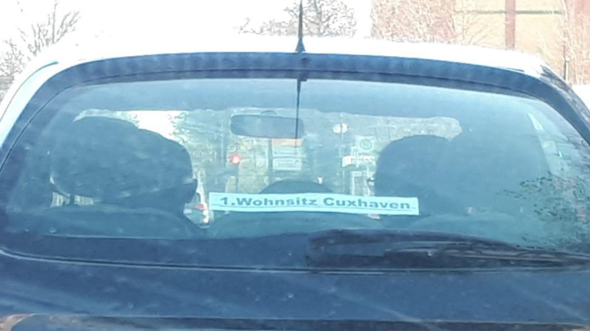 "1. Wohnsitz Cuxhaven" steht auf dem Schild, das am Heckfenster des Kleinwagens mit auswärtigem Kennzeichen angebracht ist. Foto: red