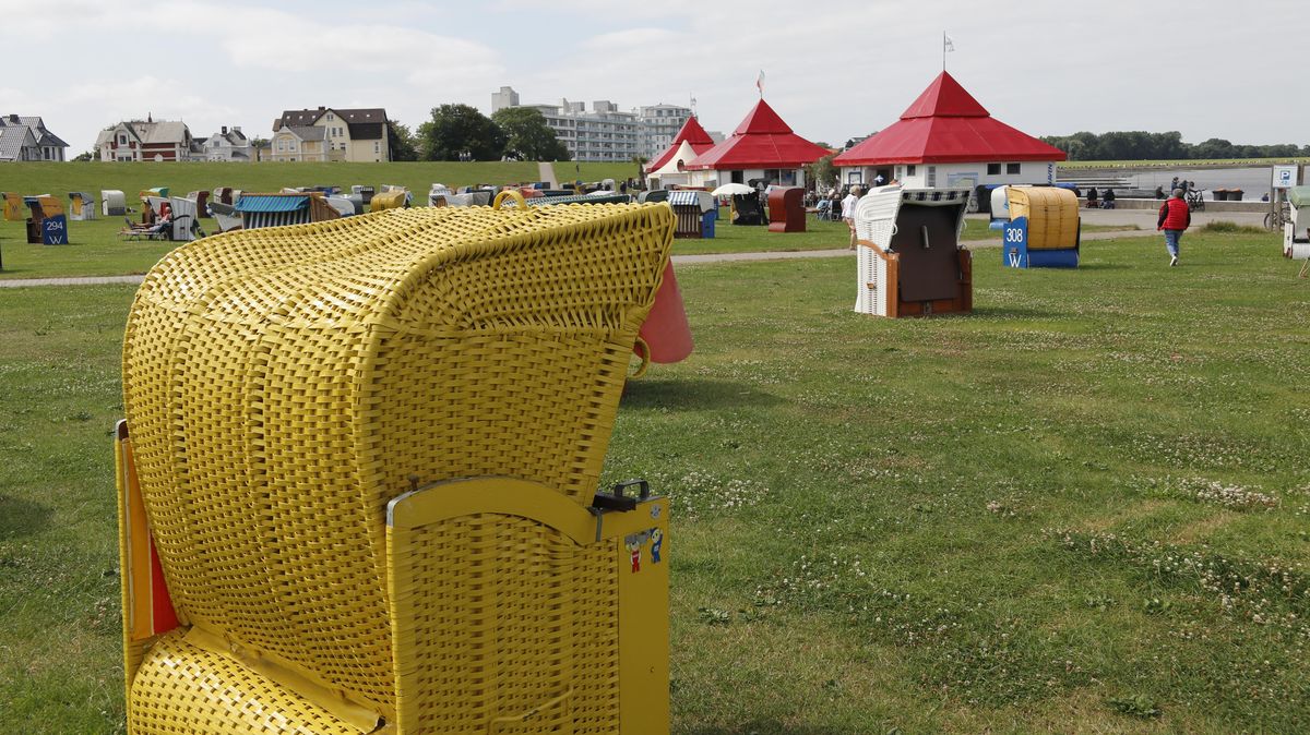 Für Strandkorb-Besitzer hört der Spaß auf, wenn ihr Eigentum umgeworfen oder als Trampolin missbraucht wird. Mutmaßlich ist das auch bei dem Korb im Bildvordergrund passiert. Foto: Koppe