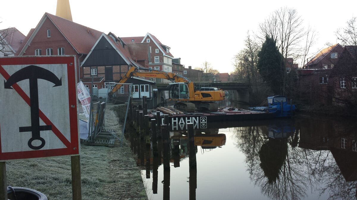 Mit Bagger und Maschinen rücken Bauarbeiter der alten Ufermauer am Großen Specken in Otterndorf zu Leibe. Rund 1,5 Millionen Euro kostet die komplette Bau- und Sanierungsmaßnahme. Foto: Lütt