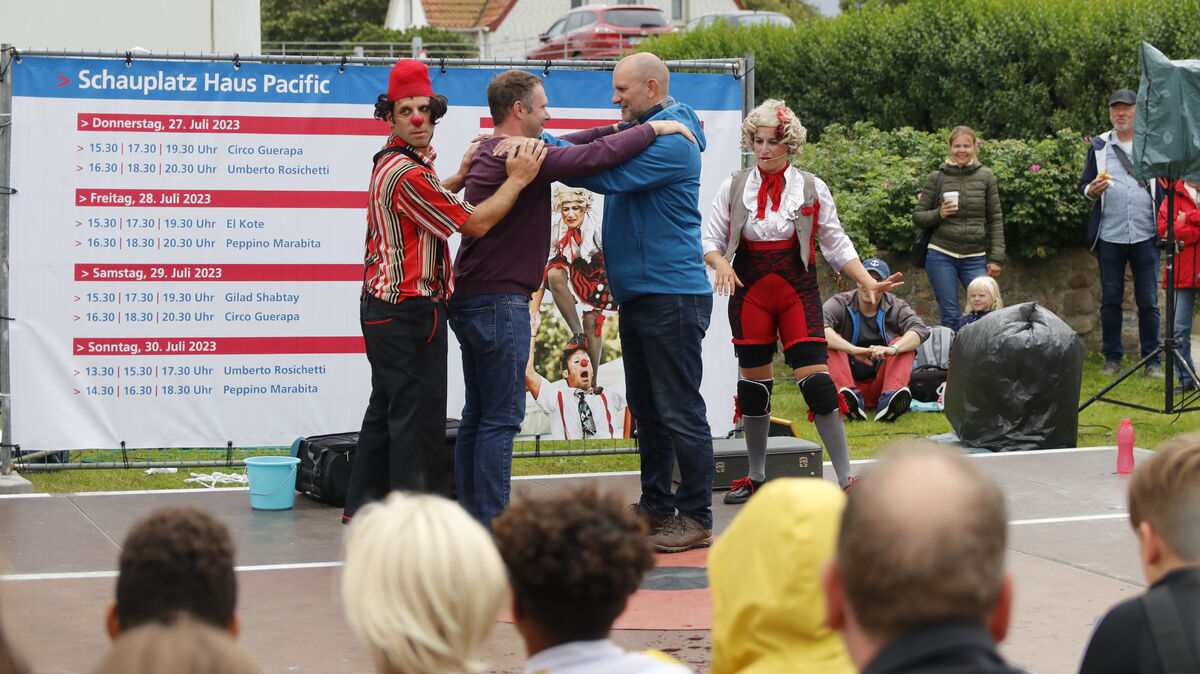 Zum Auftakt des diesjährigen Künstler-Promenadenfestes unterhielt das Duo "Circo Guerapa" das Publikum am Schauplatz "Haus Pacific". Foto: Koppe