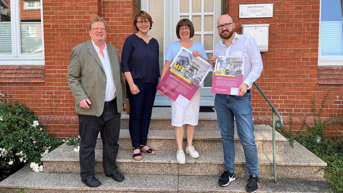 Kirchenvorstandswahlen im Kirchenkreis: Superintendentin Kerstin Tiemann (2.v.r.) mit den Pastoren Astrid Friedrichs, Dr. Markus Weskott (r.) und Thorsten Niehus. Foto: Rohde