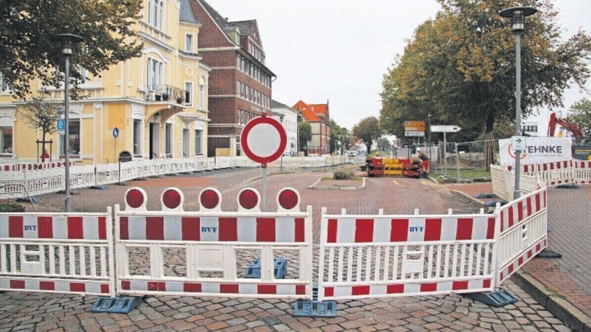 Die Deichstraße ist zwischen Schwarzer Weg und Zufahrt zum Parkplatz am Schleusenpriel gesperrt. Foto: Potschka