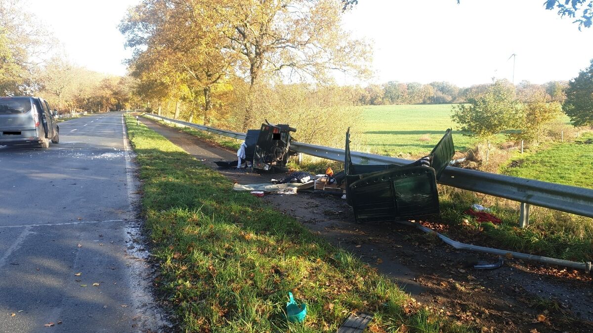 Das Kleinfahrzeug wurde durch den Aufprall in den Seitenraum geschleudert und überschlug sich. Foto: Polizei