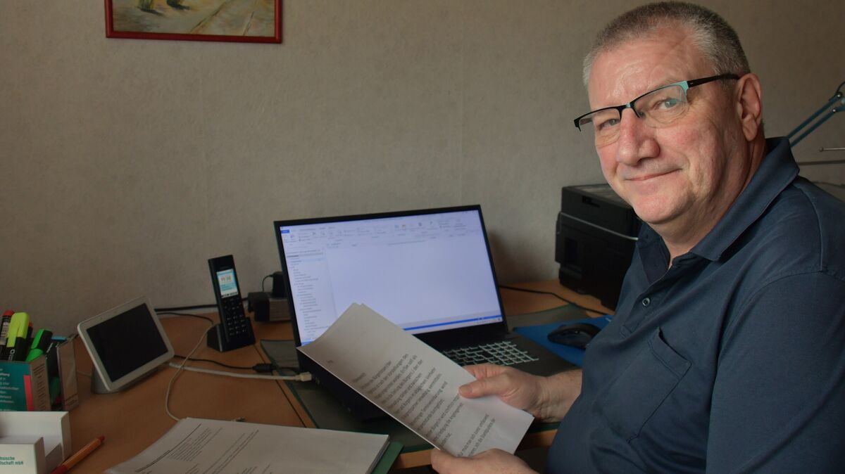 Michael Schlobohm sitzt an seinem Schreibtisch in seinem Wingster Haus. Auch von dort aus kümmert er sich als "Bürgerlotse" des Landkreises um Menschen, die insbesondere Probleme mit Verwaltungen haben. In vielen Fällen ist allerdings gar nicht die Kreisverwaltung verantwortlich, sondern die Kommunen oder andere Stellen sind gefordert. Schlobohm: "Wenn morgens um 5 Uhr ein Hahn in Otterndorf zu krähen beginnt, dann kann ich da in meiner Funktion leider auch nichts daran ändern." Foto: Schröder
