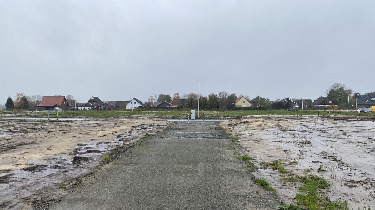 Mit der Vermarktung des Neubaugebietes ist begonnen worden. Für zwei der 22 Grundstücke liegen Reservierungen vor. Ein Geversdorfer freut sich besonders, dass er bald endlich bauen kann. Fotos: Steen
