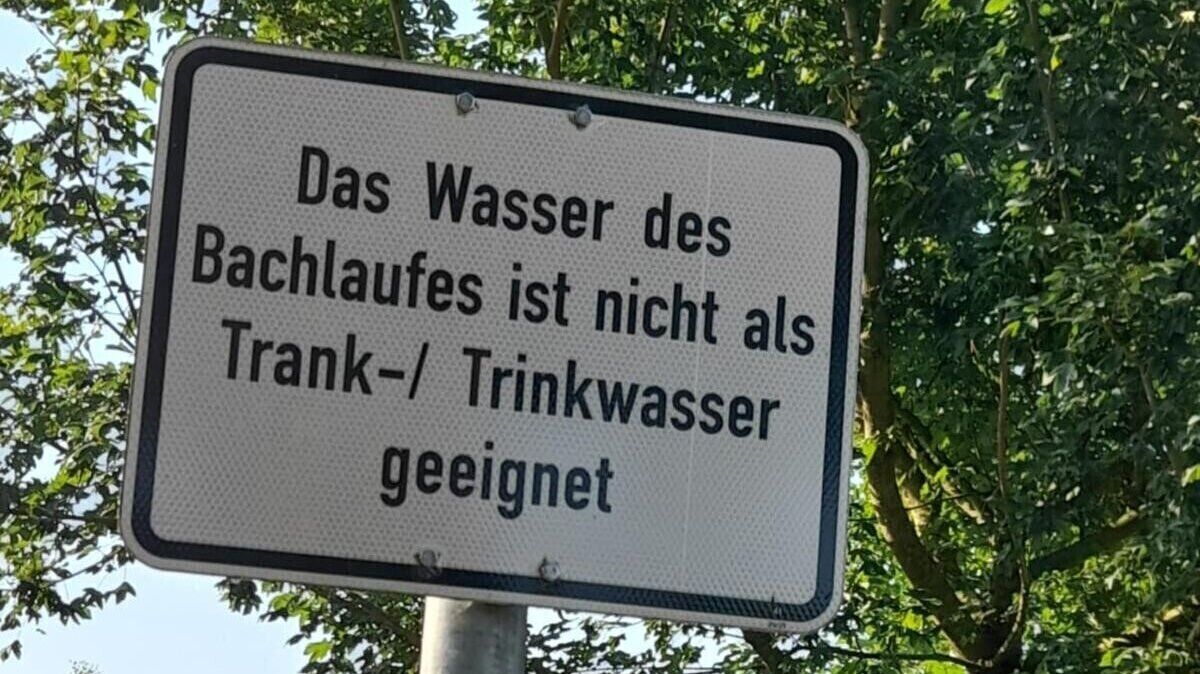 Ein Warnschild am Hundeauslaufplatz in Hemmoor gibt den Hinweis, dass das Wasser nicht als Trinkwasser geeignet ist. Foto: Helga Witt