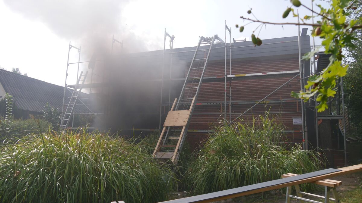 Schwarzer Rauch steigt beim Eintreffen der ersten Einsatzkräfte aus dem Wohnhaus auf. Foto: Lange