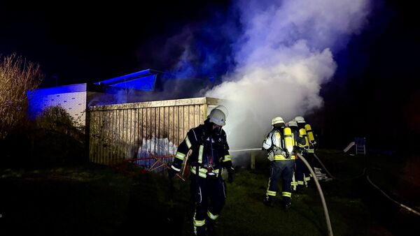 Garagenbrand in Hechthausen einen Tag vor Heiligabend: Feuerwehr im Einsatz