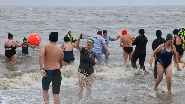 Eiskalter Start ins Jahr 2026: So war das Neujahrsanbaden in Cuxhaven-Duhnen