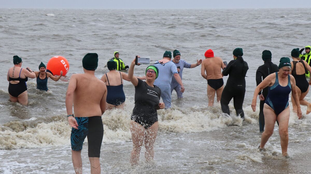 Bei Wassertemperaturen um sechs Grad Celsius sind am Neujahrstag 655 Frauen, Männer und Kinder in Duhnen ins eiskalte Nass gestiegen. Foto: Mangels
