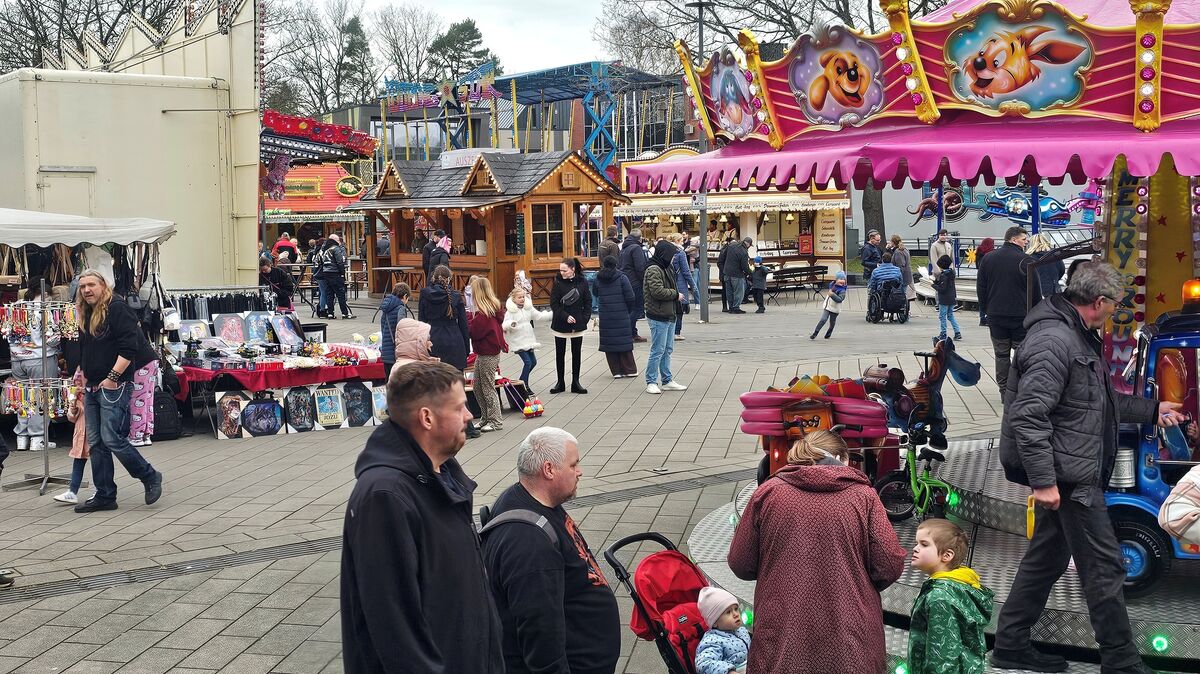 Jung und Alt vergnügten sich auf dem Hemmoorer Frühjahrsmarkt. Stark besucht war am Sonntag der Flohmarkt entlang der Zentrumsstraße. Foto: Lange