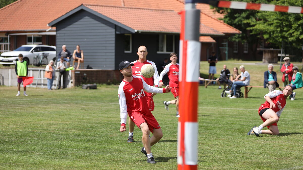 Bei schwierigen Bedingungen erkämpfte sich der TSV Abbenseth zwei Heimsiege am ersten Heimspieltag der Saison. Foto: Unruh