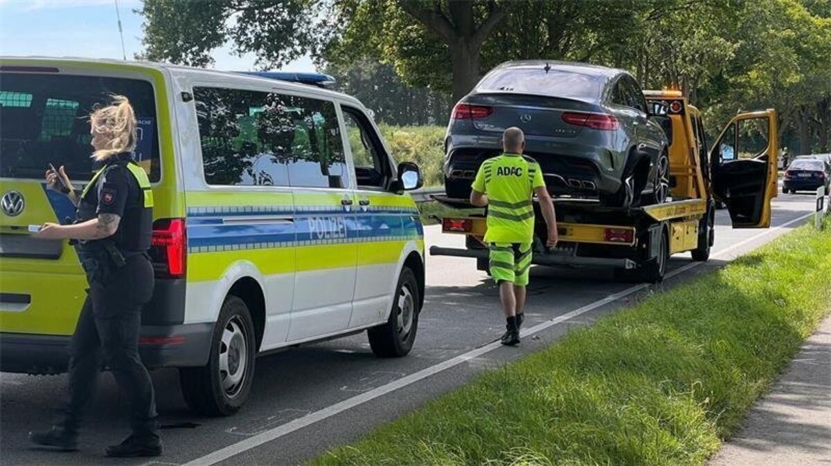 Das Fahrzeug des mutmaßlichen Täters wurde in Haddorf an der B73 abgeschleppt. Ein Politiker machte nun öffentlich, wer am Steuer saß. Foto: Strüning