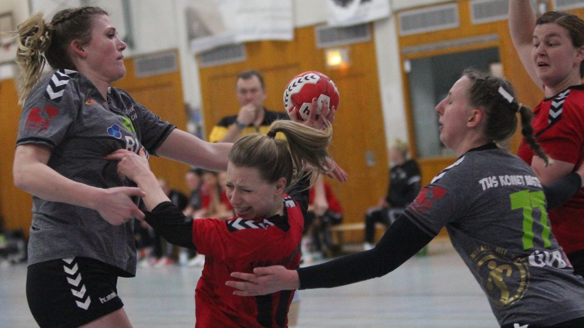 In der Landesliga-Partie des TSV Altenwalde setzte sich Mareike Ewigleben (rotes Trikot) gegen die hart einsteigende Deckung von Arsten durch und erzielte beim 27:24-Sieg vier Treffer. Foto: Huppmann