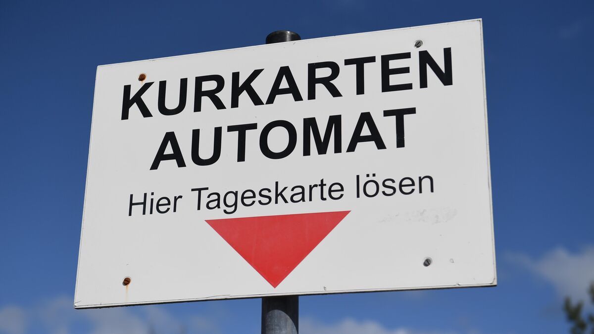 Wer in Cuxhaven Urlaub macht, muss Kurtaxe zahlen. Vermieter von Ferienwohnungen müssen ihre Gäste anmelden und Kurkarten vergeben - doch weil nicht alle das machen, kontrolliert die Stadt stichprobenartig auch einzelne Ferienwohnungen. Das ist einer Urlauberin jetzt sauer aufgestoßen. Foto: Stefan Sauer/dpa
