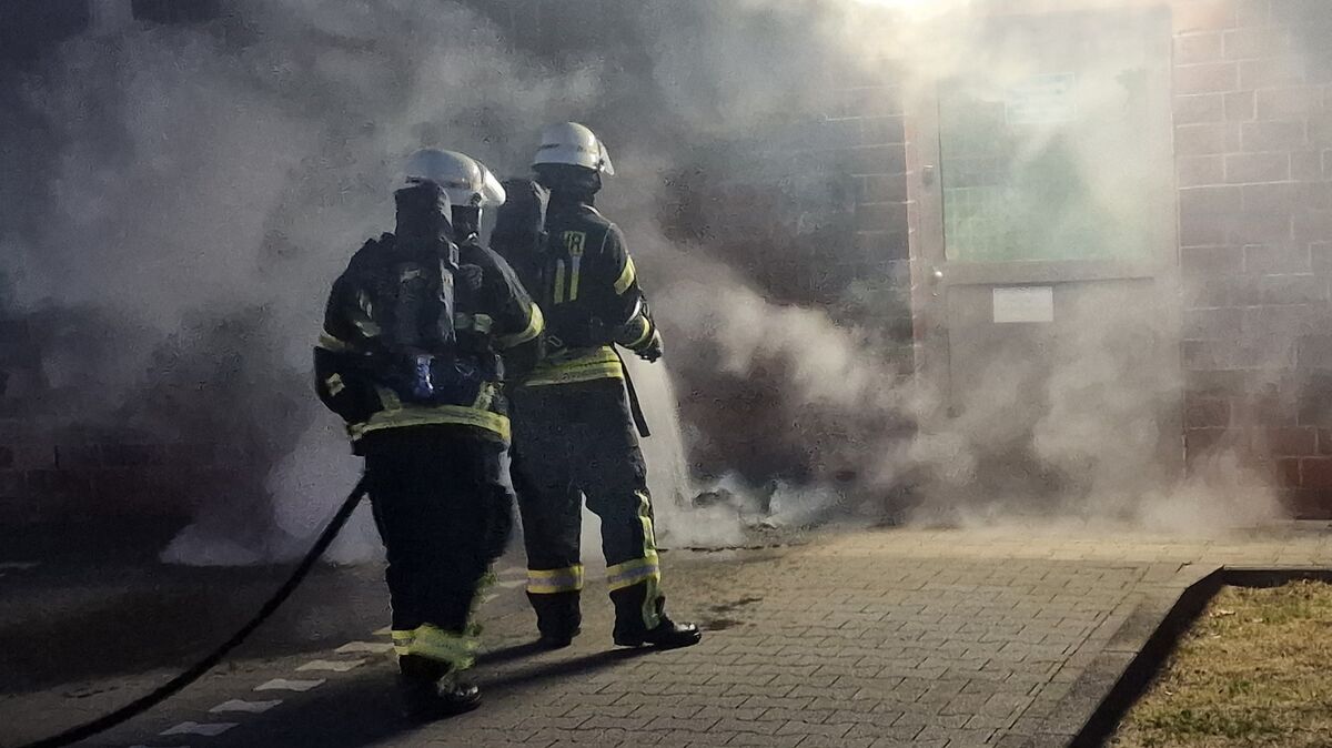 Mit Wasser aus dem Tanklöschfahrzeug konnte das Feuer schnell gelöscht werden. Foto: Lange