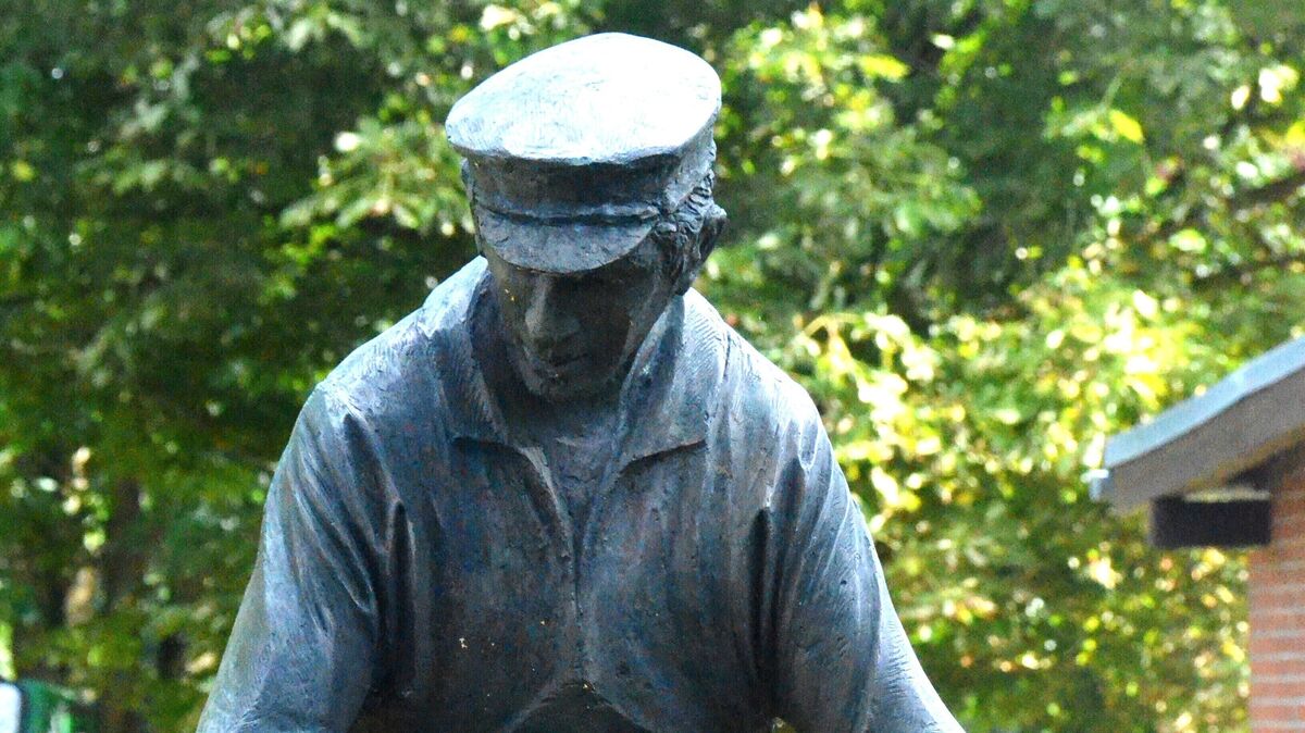 Ende März war die mannshohe Figur "Zementpacker" aus dem Hemmoorer Freilicht-Museum gestohlen worden. Jetzt sind Einzelteile wieder aufgetaucht - und es läuft ein Strafverfahren. Archivfoto: Schröder