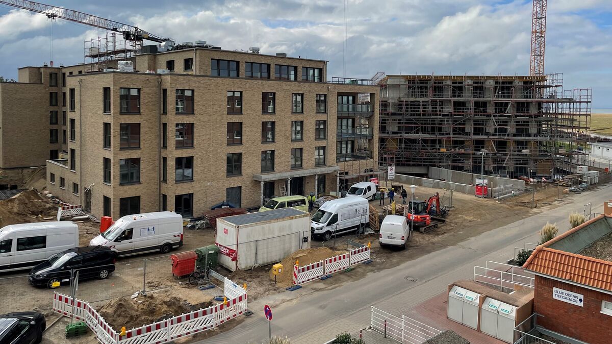 Nach der Fertigstellung der„Dünenresidenz“ an der Duhner Spitze werden die Investoren die Promenade rund um die Baustelle komplett neu und hochwertig ausbauen. Foto: Koppe