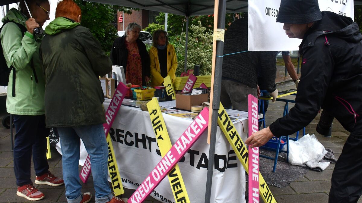 Die "Kreuze ohne Haken" konnten beim Wochenmarkt auf dem Hemmoorer Rathausplatz erworben werden und sollen künftig auf zahlreichen Grundstücken oder an Häusern zu sehen sein. Foto: Schröder