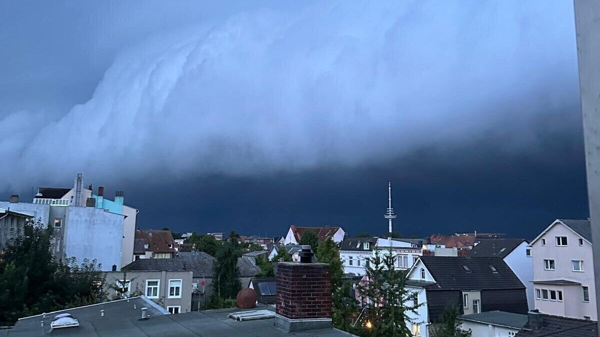 Kurz nach 20.30 Uhr zog ein heftiges Unwetter über der Stadt Cuxhaven auf. Foto: Francke