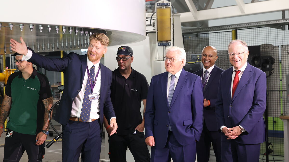Der Bundespräsident Frank-Walter Steinmeier (2.v.r.) und Ministerpräsident Stephan Weil (r.)  mit dem CEO von Siemens-Gamesa, Vinod Philip (2.v.r.)und Werksleiter Kristoffer Mordhorst (2.v.l.). Die beiden MitarbeiterNico Mauer (r.) und Torsten Harms gaben dem Staatsoberhaupt zuvor Einblick in ihre Arbeit. Foto: Larschow