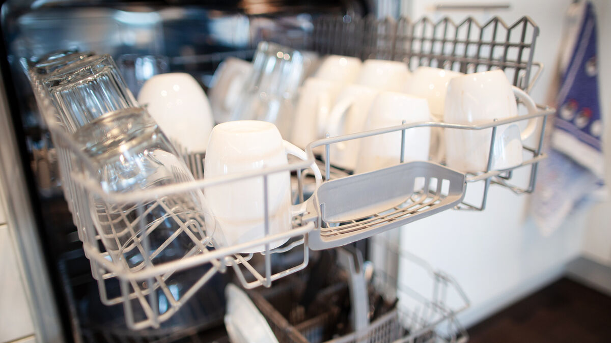 Eigentlich können Restaurantgäste erwarten, dass die hygienischen Bedingungen stimmen und sie auf sauberes Geschirr und Gläser zählen können. Aber das tun sie leider nicht immer. Foto: dpa/ Gerten