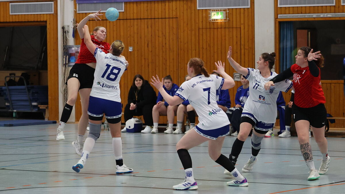 Die Altenwalderinnen hatten wenige Chancen, durch die Fredenbecker Abwehr zu kommen. Theresa König (am Ball) erhielt in der 2. Hälfte eine Rote Karte. Foto: May
