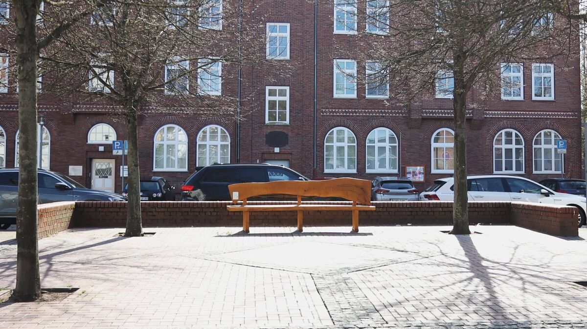 Die Trauerbank steht am Holstenplatz in Cuxhaven. Foto: Larschow