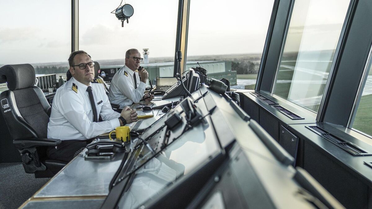 Ein bedeutender Tag für den Marinefliegerstützpunkt Nordholz: Im Dezember 2024 senden die Fregattenkapitäne Sebastian Meyer (links) und Ingo Graf die erste Funkmeldung aus dem neu errichteten Tower des Stützpunkts. Foto: Bundeswehr/Beatrix Krone