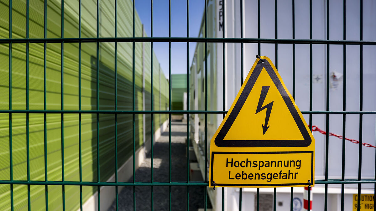 "Hochspannung Lebensgefahr" - ein solches Schild dürfte wohl auch am Zaun der geplanten "Batteriegroßspeicher"-Anlage in Hemmoor hängen, wenn das Projekt tatsächlich umgesetzt wird. Zurzeit geht es aber erst einmal um den Einstieg in das offizielle Planverfahren. Foto: Frank Molter / dpa