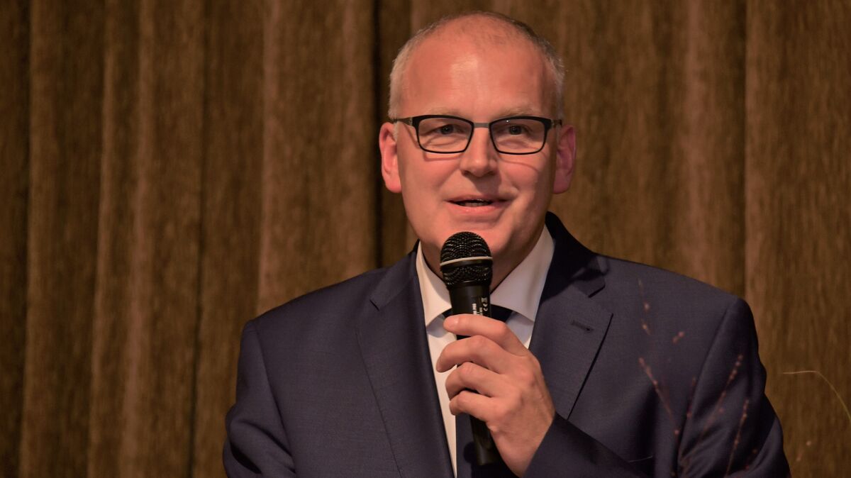 Seit 2021 im Amt als hauptamtlicher Bürgermeister der Samtgemeinde Hemmoor: Jan Tiedemann aus Hechthausen. Für eine weitere - und dann achtjährige Amtszeit - steht er nicht zur Verfügung. Foto: Schröder