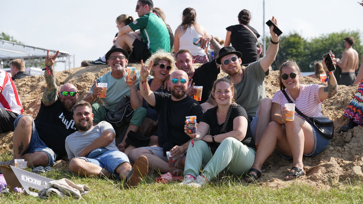 Nach dem regnerischen Donnerstag ist der Deichbrand-Freitag im Zeichen der Sonne. Erst Aqua-Fitness und dann Feierei - so geht Festival. Foto: Overschmidt