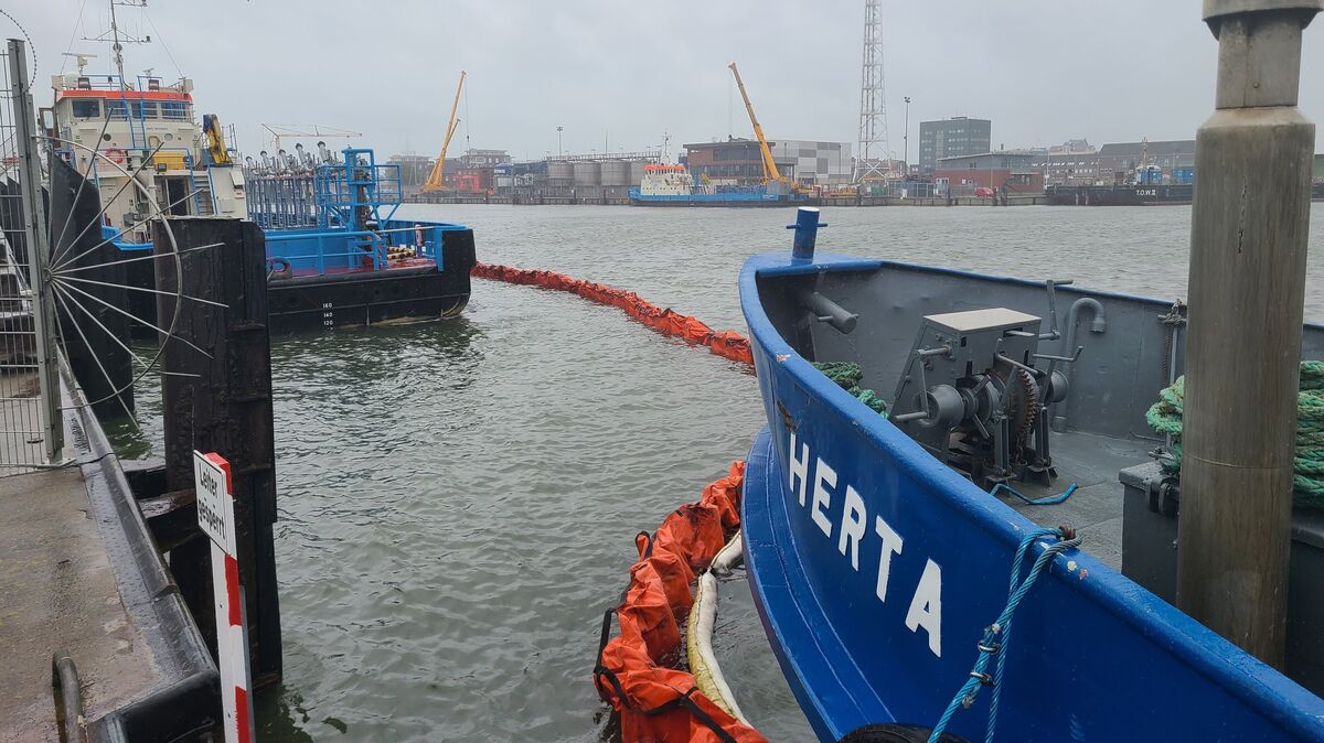 Die "Herta" im Einsatz: Das sogenannte Bunkerschiff nimmt das ausgelaufene Öl-Wasser-Gemisch auf. Foto: Havariekommando