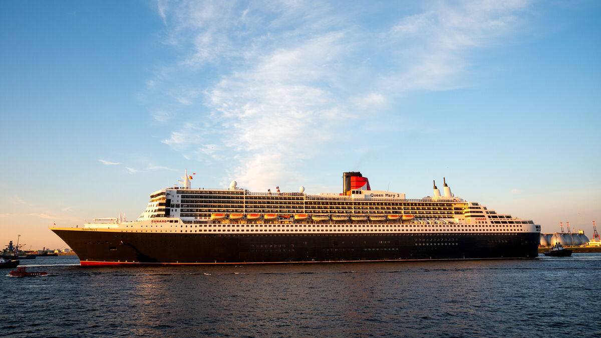 Die „Queen Mary 2“ bei einem früheren Besuch in Hamburg – am Montagmorgen ist der Ozeanliner vor Cuxhaven zu sehen. Foto: Daniel Bockwoldt/dpa