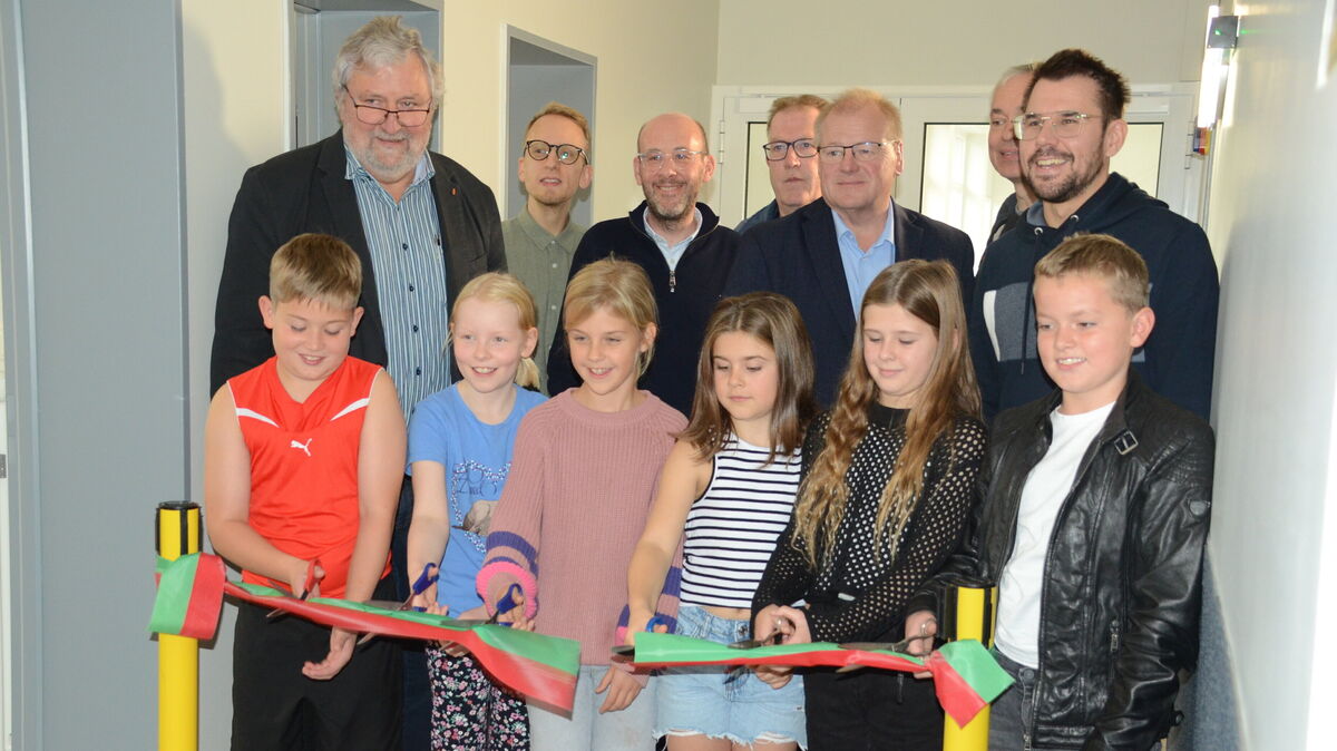 Klassensprecherinnen und Klassensprecher durchschnitten das Band zur Wiedereröffnung der Sporthalle. Vertreter der Politik, der Verwaltung und der Schule mussten diesmal in die zweite Reihe rücken. Fotos: Rohde