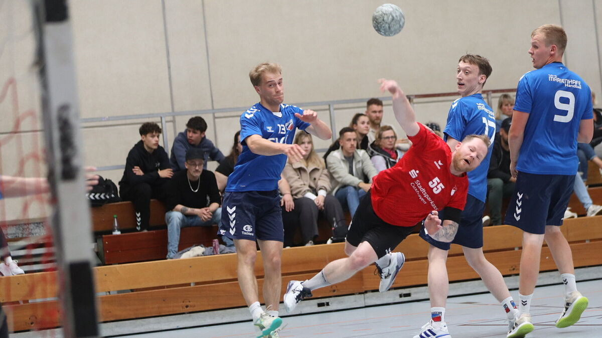 David König vom Handball-Landesligisten TSV Altenwalde will seiner Mannschaft beim Auswärtsspiel mit Toren helfen. Foto: Unruh
