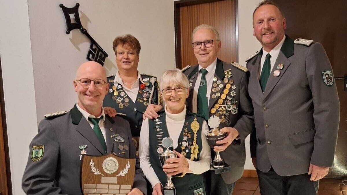 Die Würdenträger des Schützenverein Dornsode werden von Frank Lühmann (rechts) ausgezeichnet. Foto: Morjan