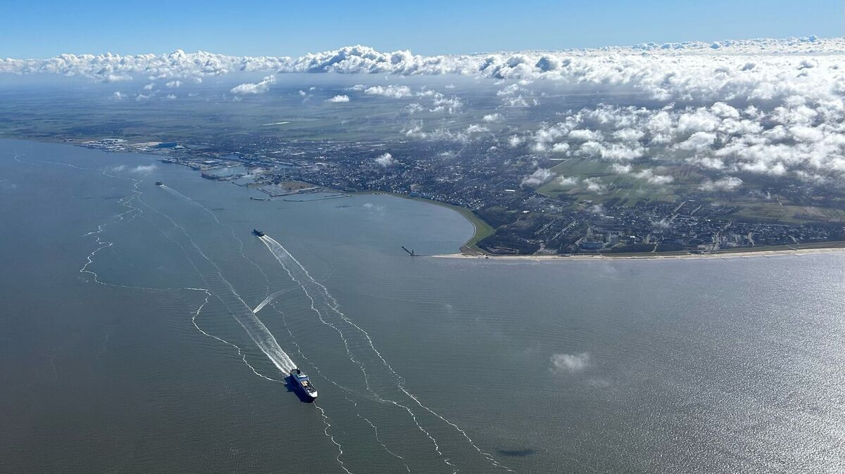 Wachstum im Hafen könnte der Stadt Cuxhaven (Luftbild) zwischen 2000 und 4000 zusätzliche Arbeitsplätze und eine erkleckliche Anzahl von Neubürgern bescheren. Die Stadt muss darauf mit Wohnraum und einem größeren Infrastrukturangebot reagieren. Foto: Makel