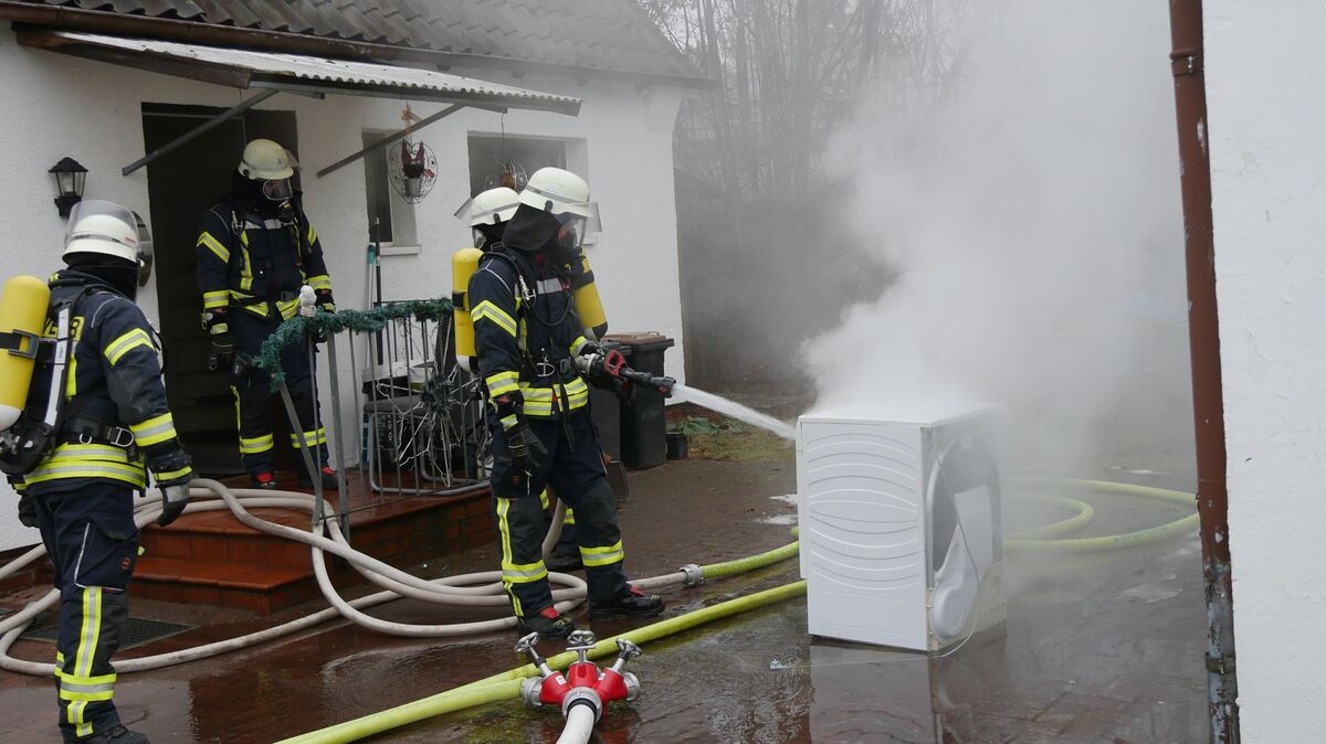 Beim Eintreffen der ersten Einsatzkräfte bestätigte sich die Meldung des Bewohners: Dichter, schwarzer Rauch drang aus dem Kellerbereich. Foto: Jürgen Lange