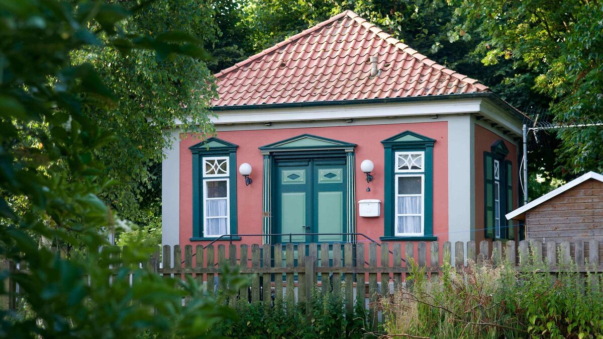 Das Gartenhaus am Süderwall ist seit mehr als 40 Jahren Domizil und Arbeitsstätte der Stadtschreiberinnen und Stadtschreiber in den Sommermonaten. Der Preisträger des Literaturstipendiums 2026 kommt aus Wuppertal. Foto: Mangels